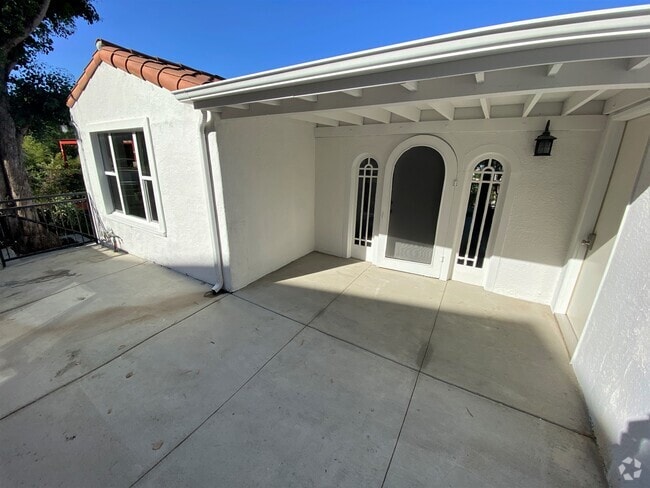 Building Photo - 955 Maltman