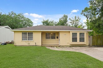 Building Photo - 2406 Pomona Dr
