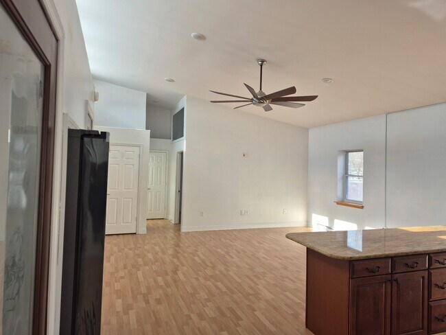 Building Photo - 807 Sarah St