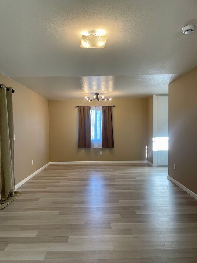 Foto del edificio - 4 BED/2.5 BATH HOUSE LOCATED IN THE LAKE K...