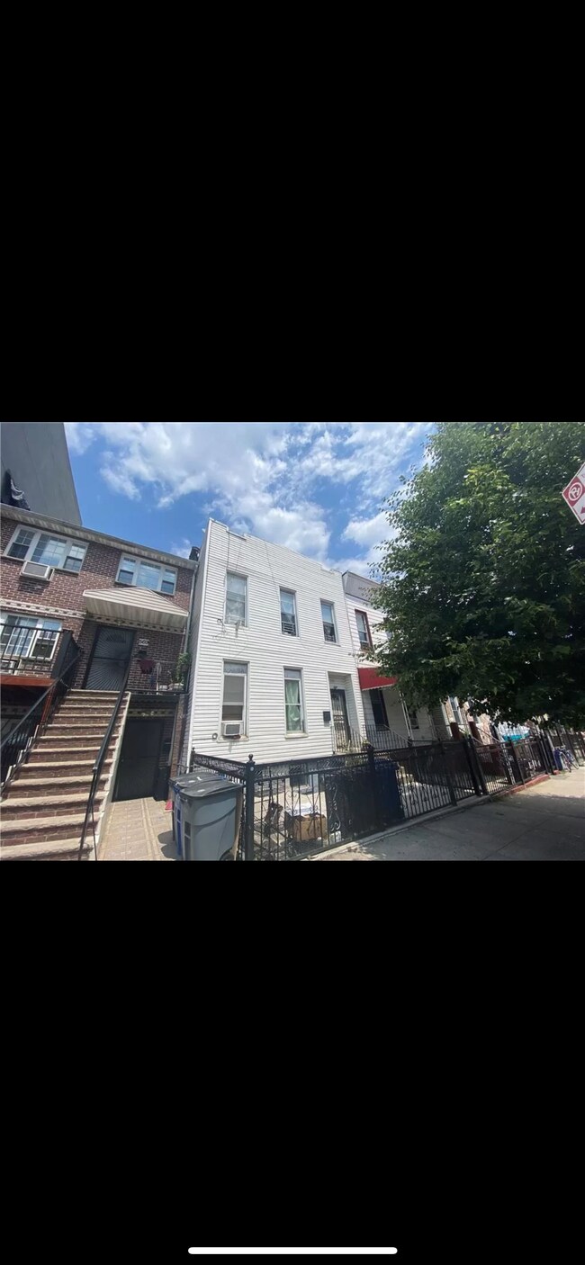 Building Photo - 571 Evergreen Ave