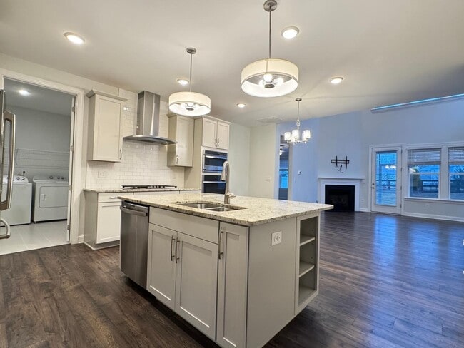 Building Photo - 3 Bedroom End unit Townhome - Master Down
