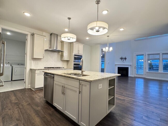 Foto del edificio - 3 Bedroom End unit Townhome - Master Down