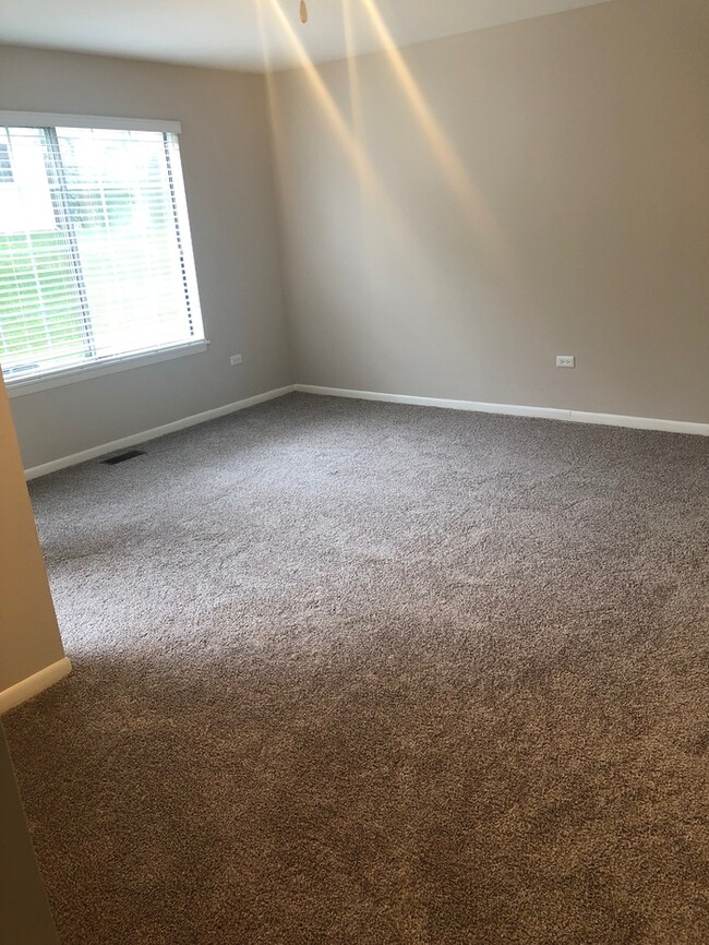 Building Photo - Spacious one bedroom with den
