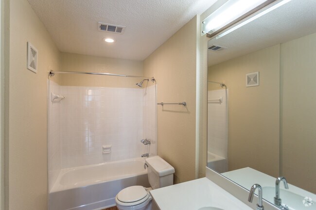 2HAB, 2BA - Abedul/ 1,400 Ft² - Baño - Hillmeade