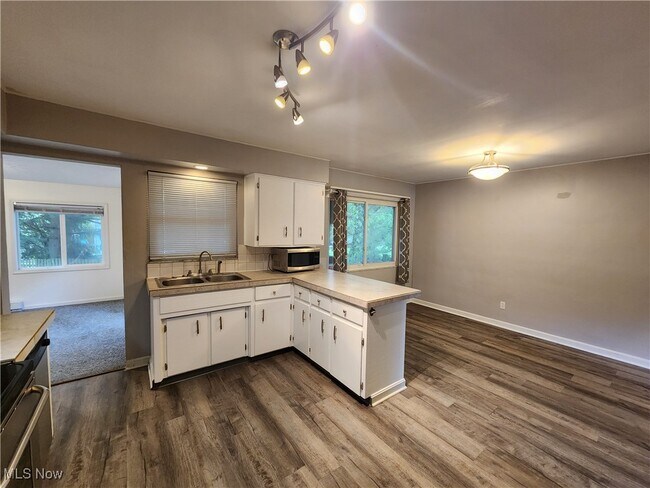 Building Photo - 3032 Englewood Dr