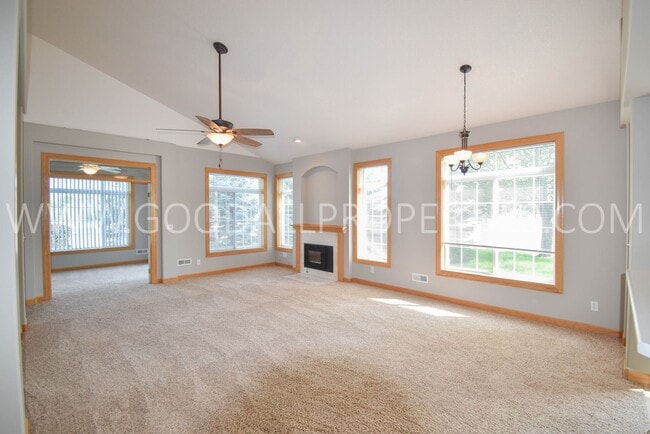 Building Photo - 2 Bedroom 2 bath Town Home in West Des Moines