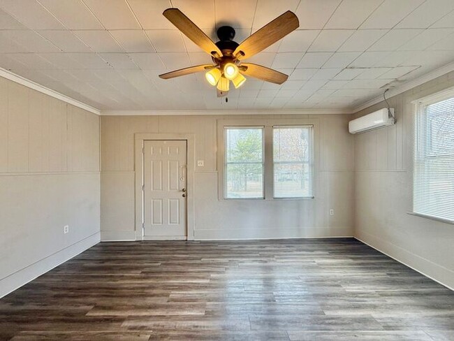 Building Photo - Charming 2 Bed, 1 Bath Unit!