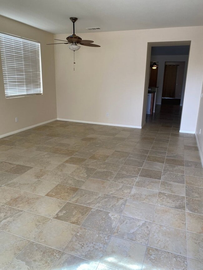 Building Photo - 3 BEDROOM VICTORVILLE HOME