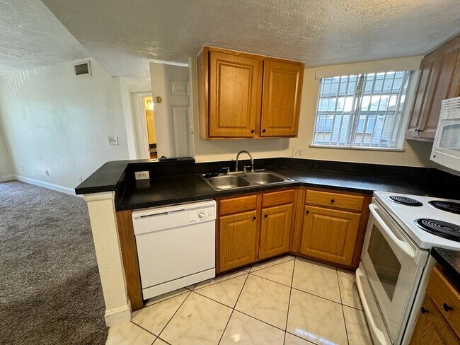 Foto del edificio - 1940 Lake Atriums Cir