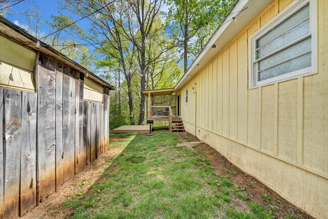 Patio trasero con cobertizo de almacenamiento - 1004 Rock Castle Ln SE