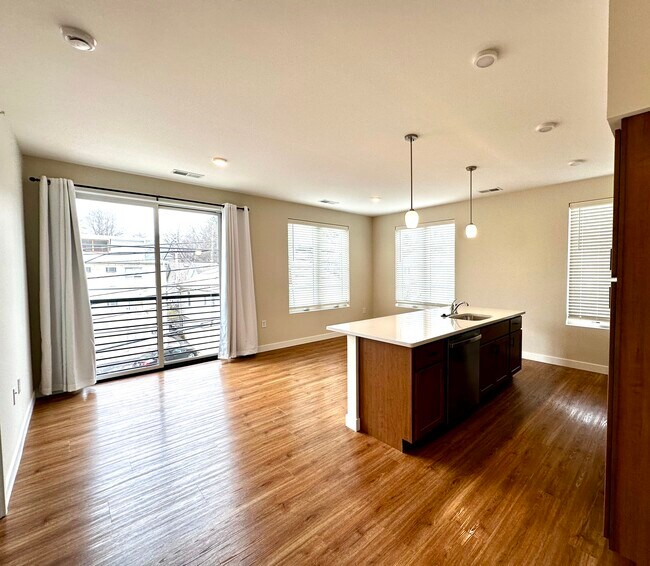 Cocina y sala de estar con balcón - The Downtown on Grant