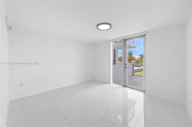 Foto del edificio - 9901 E Bay Harbor Dr