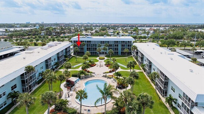 Foto del edificio - 325 Causeway N