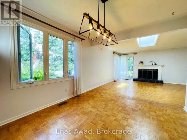 Building Photo - 2026 Kings Grove Crescent