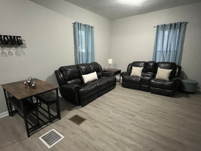 Building Photo - 443 lee