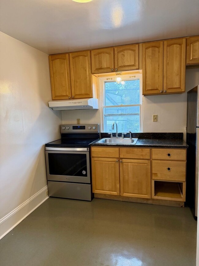 Building Photo - 302 Hasbrouck Ave
