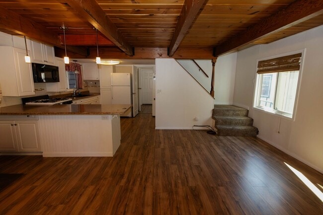 Foto del edificio - 3 Bedroom 2 Bath Gambrel Nestled in Big Bear City