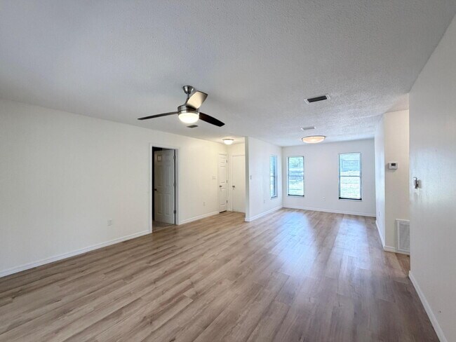 Building Photo - Available Now | Move-In Ready Rental in SE Ocala/Silversprings Shores