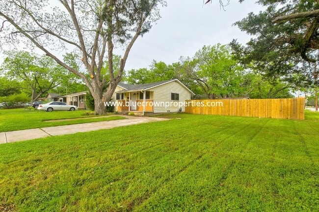 Building Photo - 1300 Bennett Dr