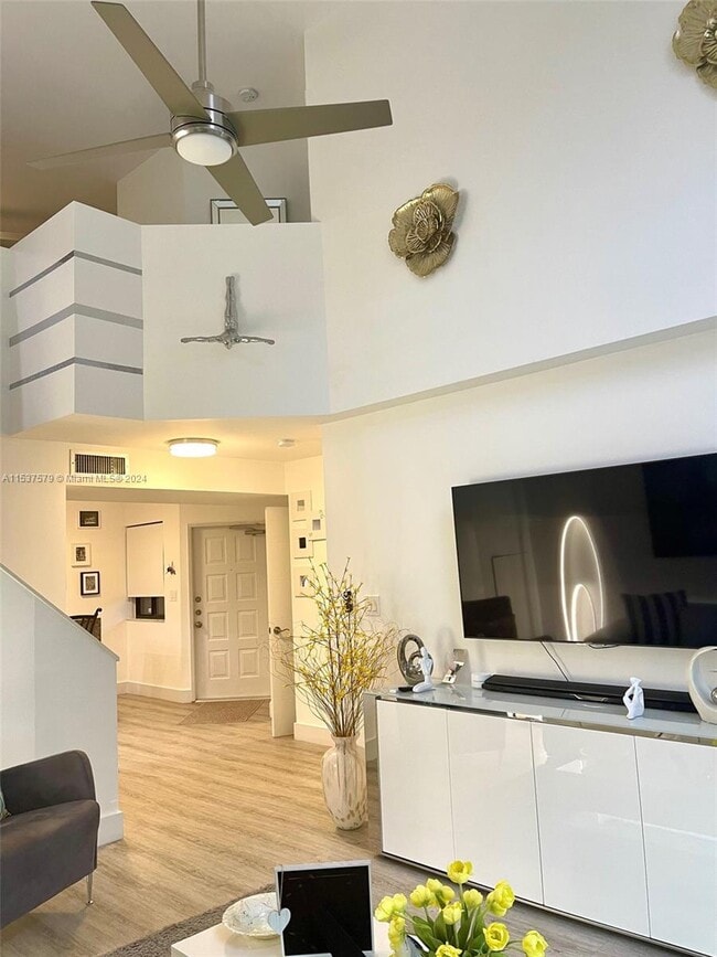 Foto del edificio - 15555 N Miami Lakeway