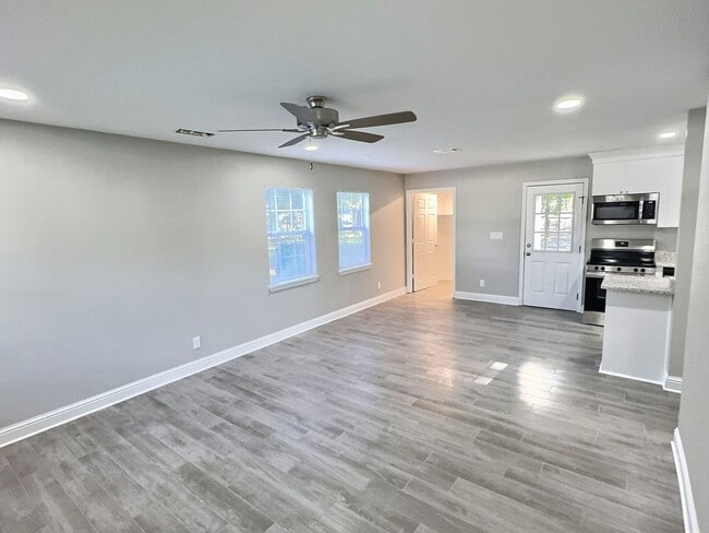 Building Photo - Newly remodeled 3/1 home near Downtown Oce...