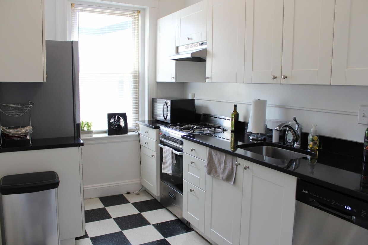 Foto principal - Large 2 bed located near the Green Line in...
