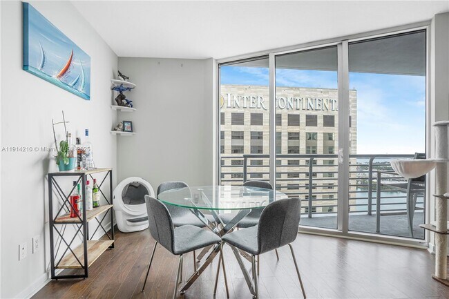 Foto del edificio - 335 S Biscayne Blvd