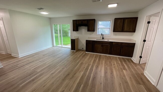 Foto del edificio - 3 Bedroom • 2 Bath • $1,450/mo