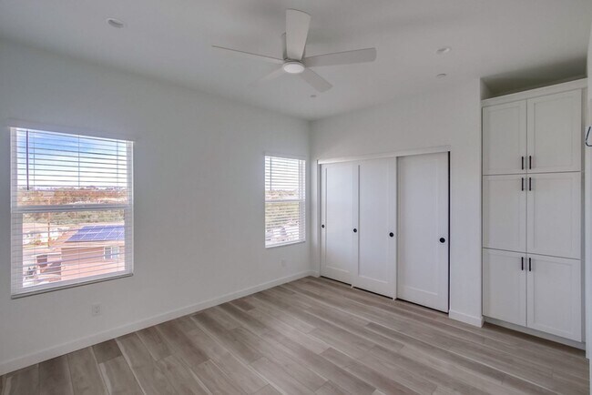 Foto del edificio - Beautiful downstairs unit 3bed/2 ba now available! Private Patio!! Marketing Description