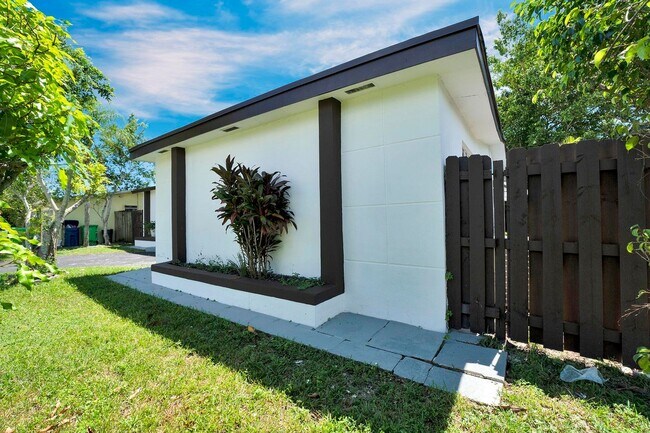 Building Photo - Sunrise Gem: Updated 2-Bed, 2-Bath with Ga...