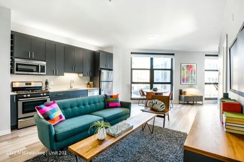 Foto del edificio - 2211 N Milwaukee Massive Apartments In Lux...