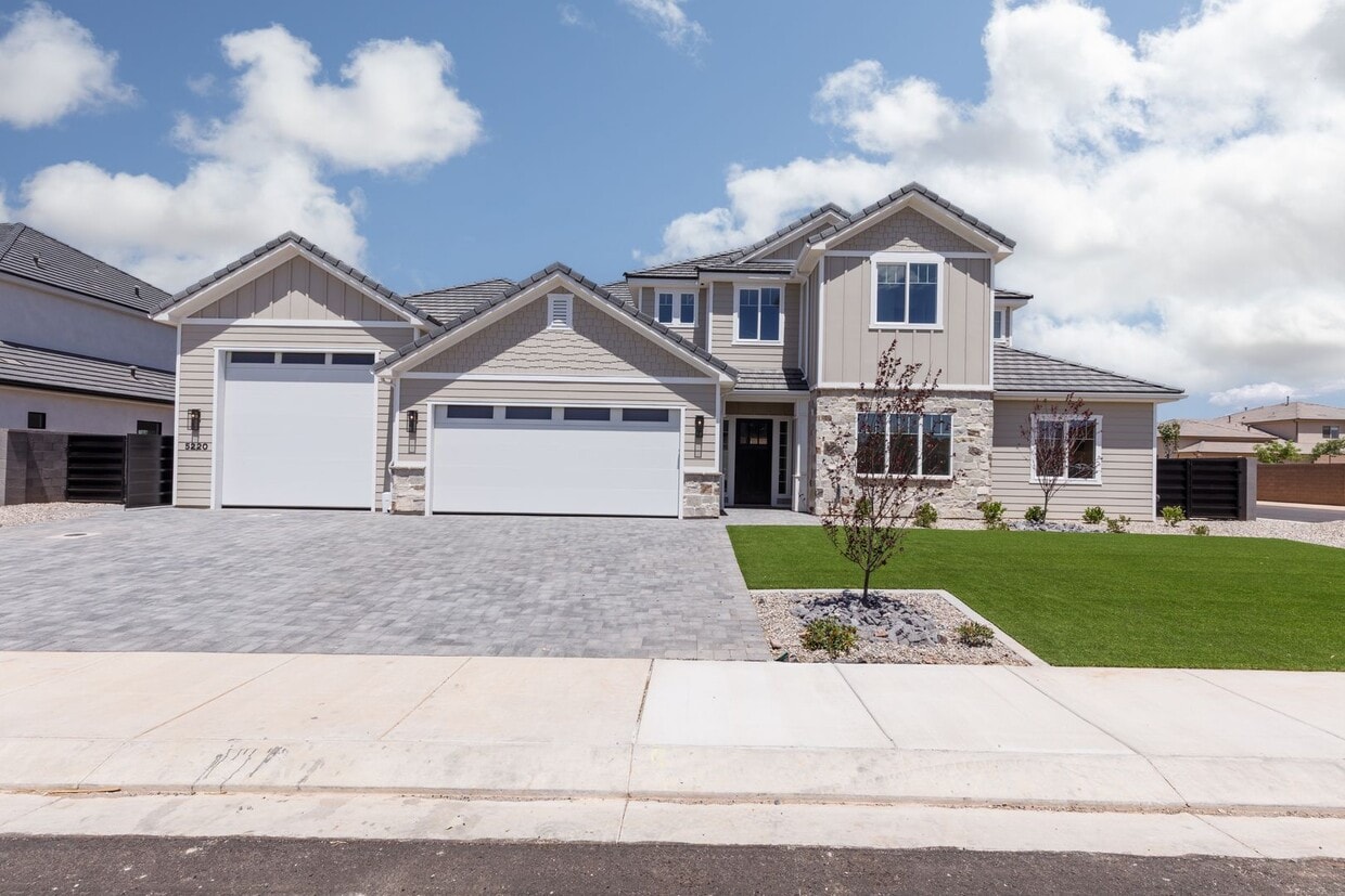 Foto principal - Stunning 5 bed 4 bath with RV Garage