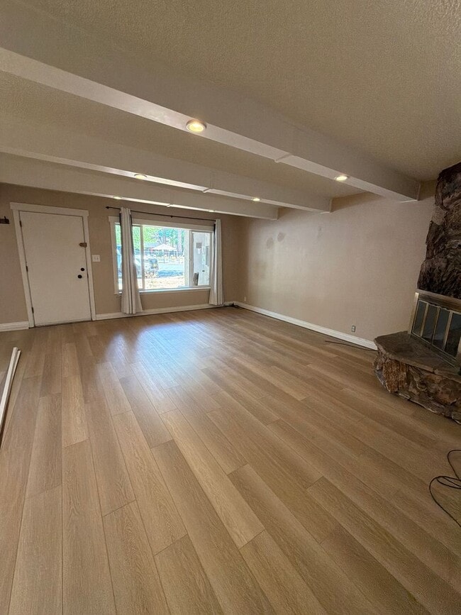 Building Photo - Upgraded Condo in Quiet Condominium Complex