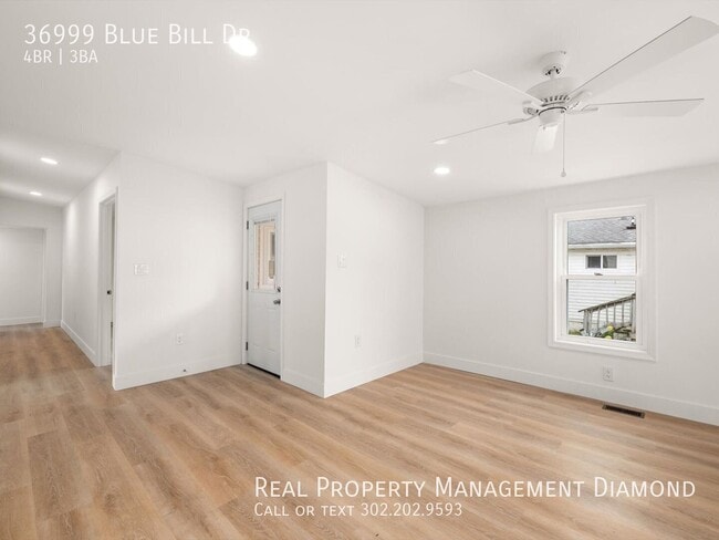 Building Photo - 36999 Blue Bill Dr