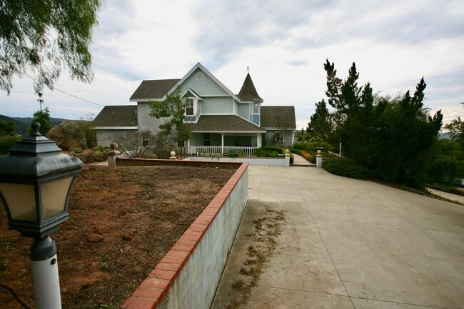 Foto del edificio - 4br 3-1/2ba Victorian in hills of Blossom Valley
