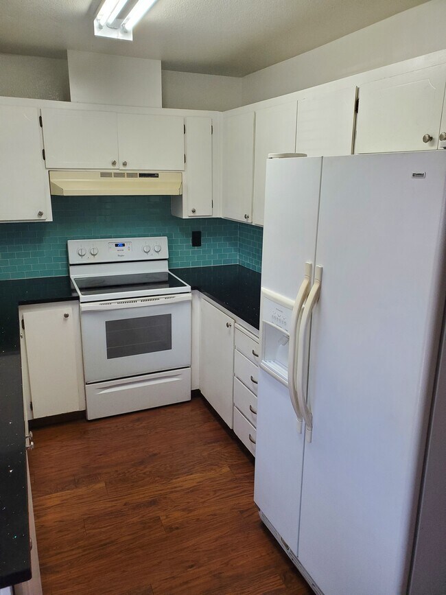 Viene con horno/estufa, refrigerador, & lavaplatos. - 1710 Oldfield Way
