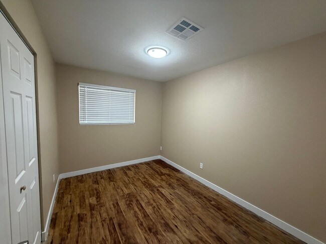 Foto del edificio - 5810 W Earll Dr