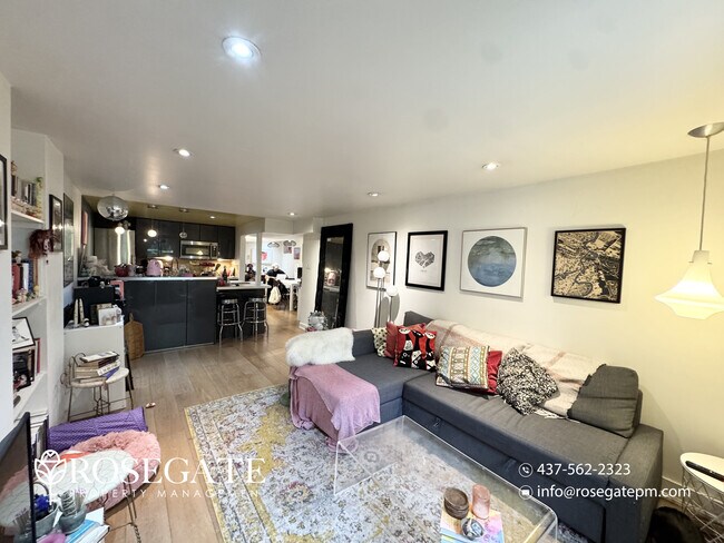 Photo du bâtiment - Pet-Friendly 1-Bedroom Basement Apartment with Modern Appliances on King St W, Toronto