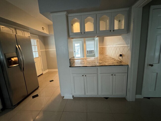 Foto del edificio - This beautiful, older two-story home has b...