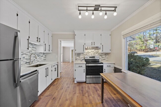Building Photo - BEAUTIFULLY RENOVATED 3 BEDROOM, 2 BATH RA...