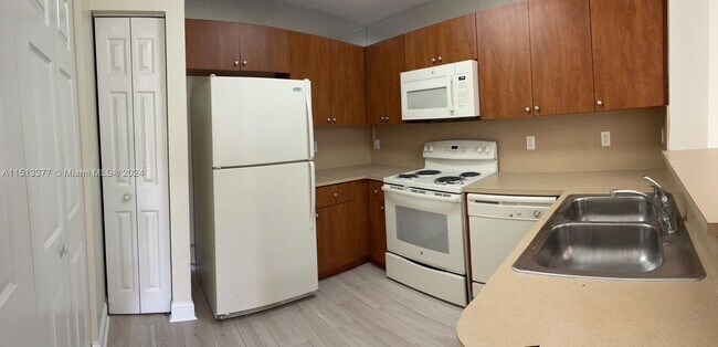 Building Photo - 4909 Spinnaker Dr