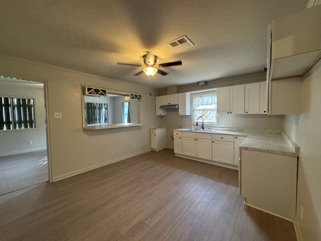 Building Photo - 616 E 11th St