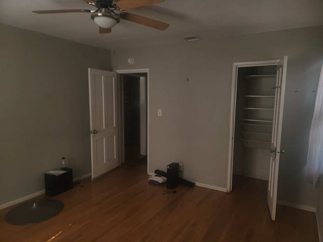 Bedroom avail 12×13 - 3927 Wellington Rd