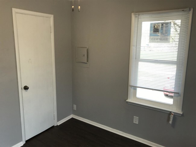 Building Photo - 1018 Lewis Ave