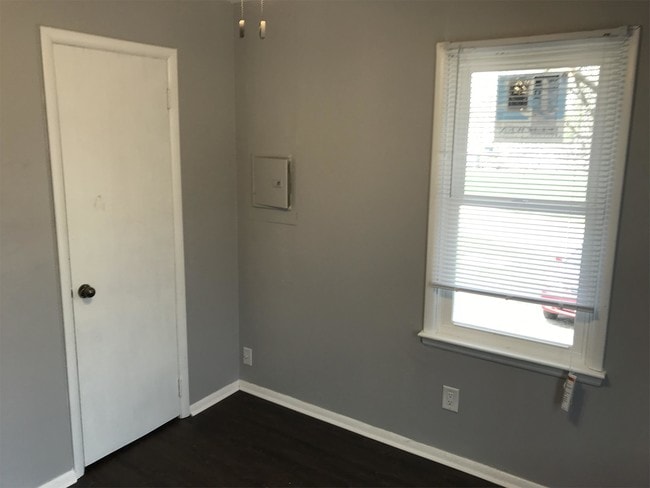 Foto del edificio - 1018 Lewis Ave