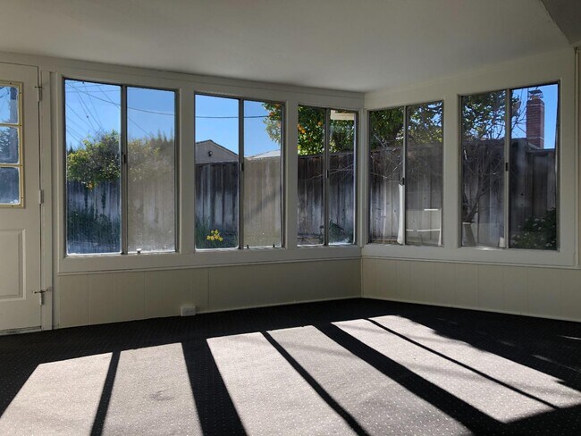Foto del edificio - 4876 Springdale Dr