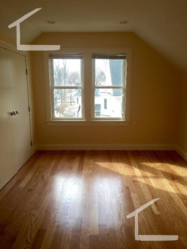 Building Photo - Spacious Newton apartment in a peaceful ne...