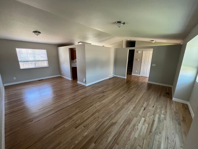 Foto del edificio - Coming Soon -Updated 5 Bedroom Home