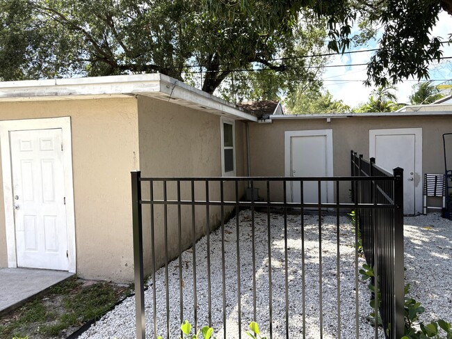 Building Photo - 876 NW 14th Ct